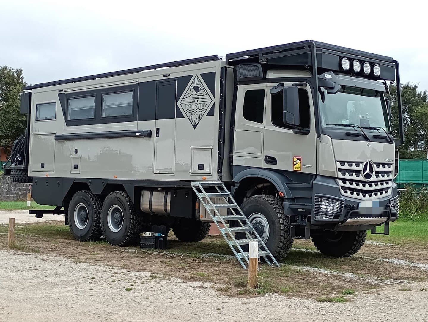 15820 Los Olmos Park Camper